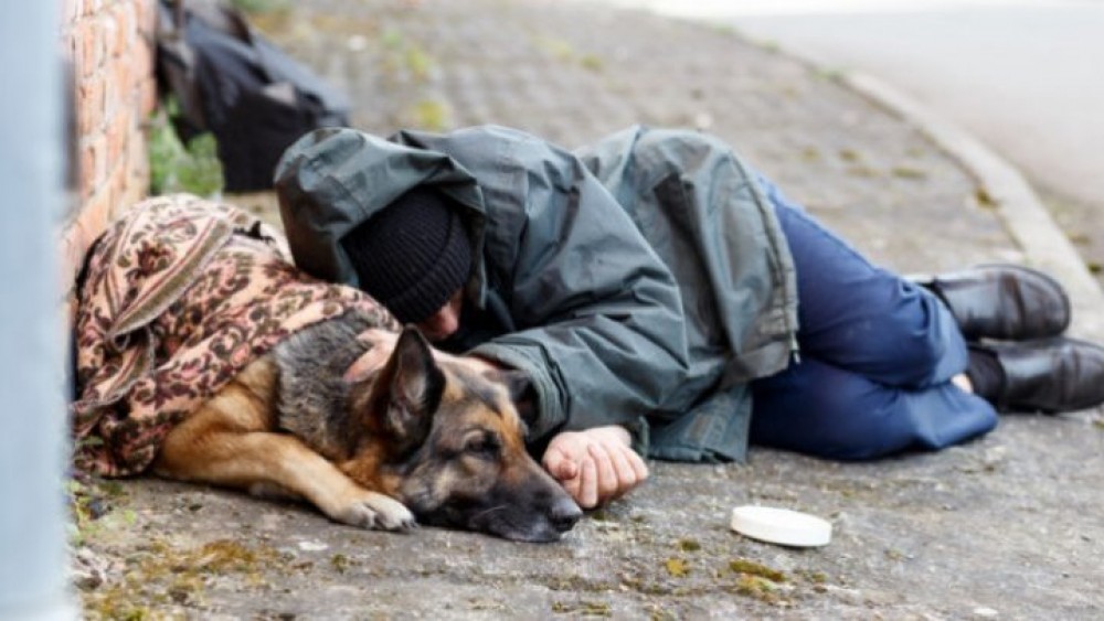 Minorii care au ucis cu bestialitate, acum câteva luni, pe un om al străzii, au primit ani grei de pușcărie